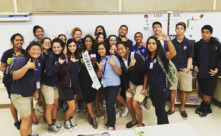 Students gather with KS Alum at recent Launa Ike. 