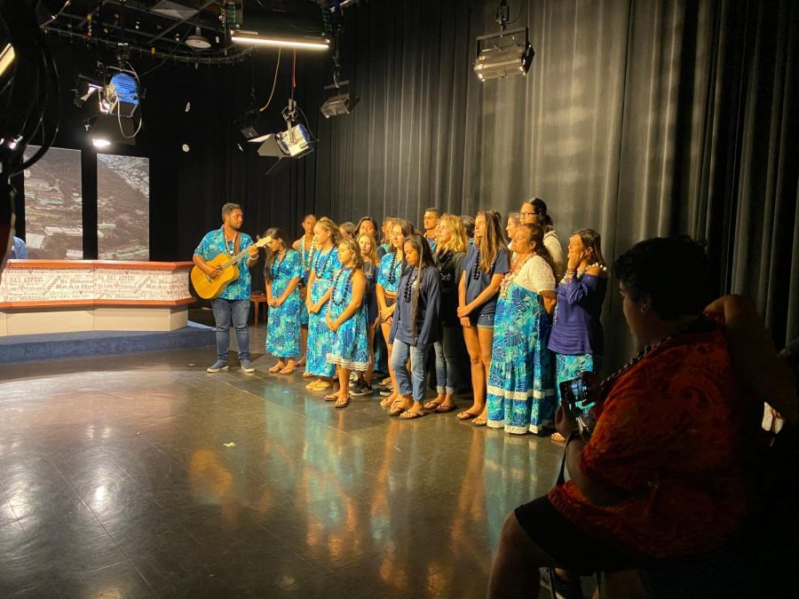 Tahitian students visit the Puka Mai Ka Lā studio.