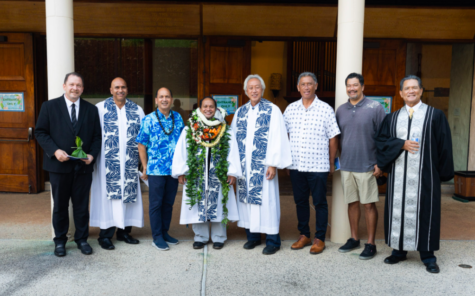 Kahu’s past and present, pose for a picture with the newly installed Kahu Manu Naeʻole
